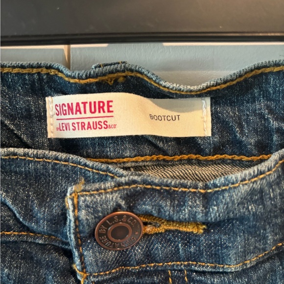 Levi Signature Bootcut Jeans.  Size 32x30 - Picture 3 of 6